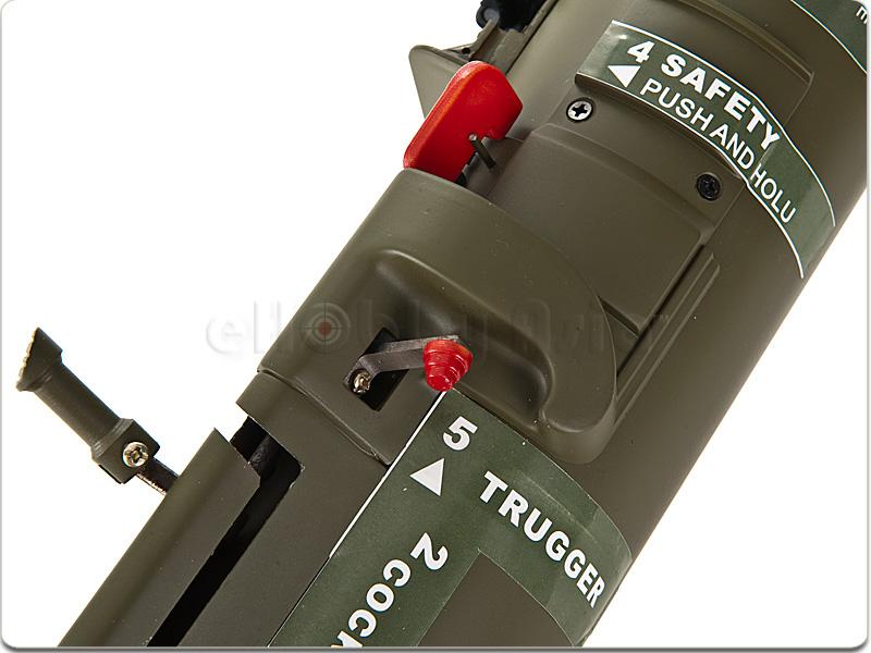 AT-4 / M136